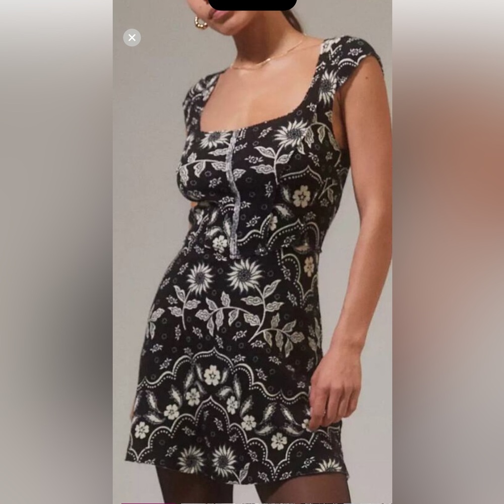 Urban outfitters siz M Juliet seamed floral mini dress. NWT black and cream